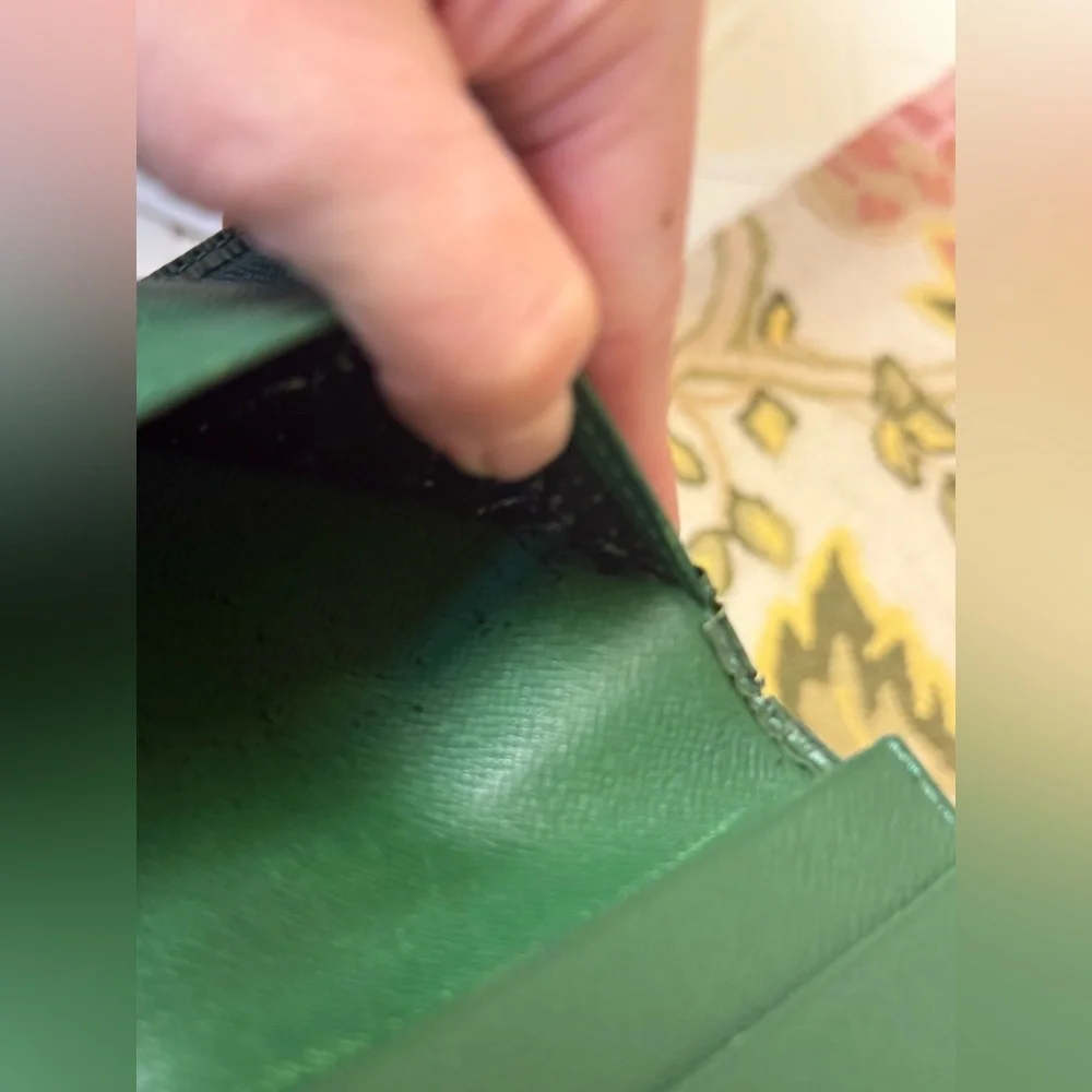 LOUIS VUITTON Vintage Unisex Green Epi Leather Long Bi-Fold Agenda Wallet